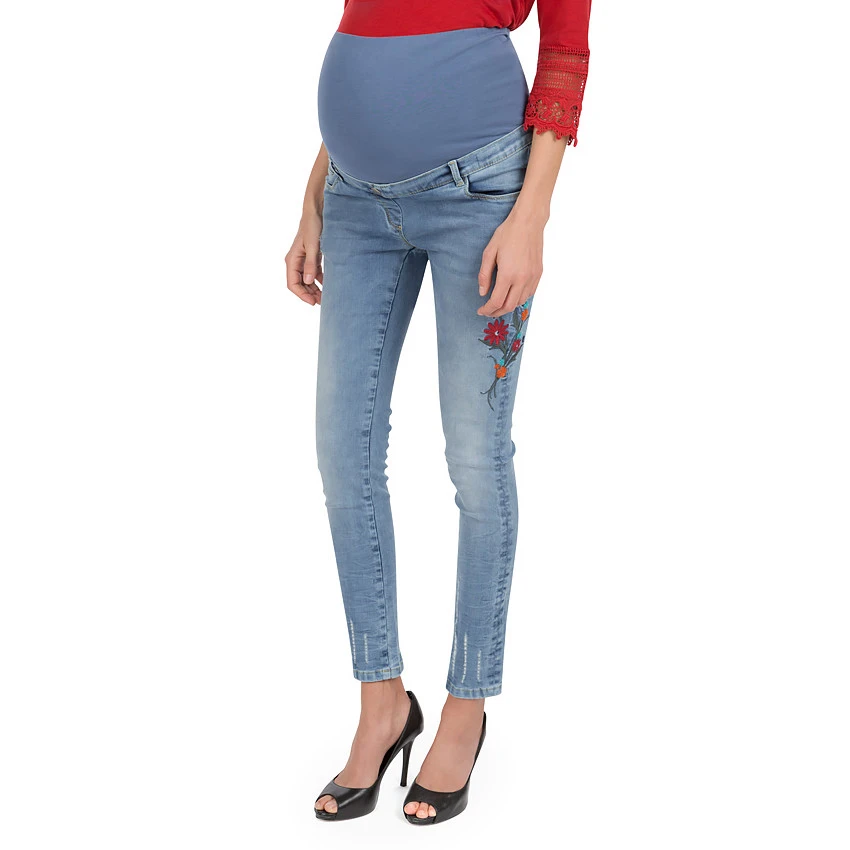 Jeans De Grossesse Effet Used Avec Broderies Florales 2 Jeans De Grossesse Effet Used Avec Broderies Florales