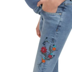 Jeans De Grossesse Effet Used Avec Broderies Florales 10 Jeans De Grossesse Effet Used Avec Broderies Florales -Maman et Bé Soldes OP1300 BLM 4 X